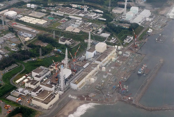 Ce cliché aérien pris en août 2013 montrent les réacteurs n°4,3,1,5 et 6, de l’avant vers l’arrière, à la centrale nucléaire de Fukushima Daiichi dans la ville de Futaba, préfecture de Fukushima, au nord-est  du Japon. (AP Photo/Kyodo News, File)