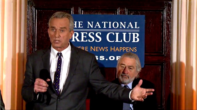 Kennedy Jr. et Robert De Niro à une conférence de presse au National Press Club à Washington D.C. le 15 février 2017. (Capture d’écran)