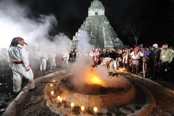 Une cérémonie maya. (Johan Ordonez/AFP/Getty Images)