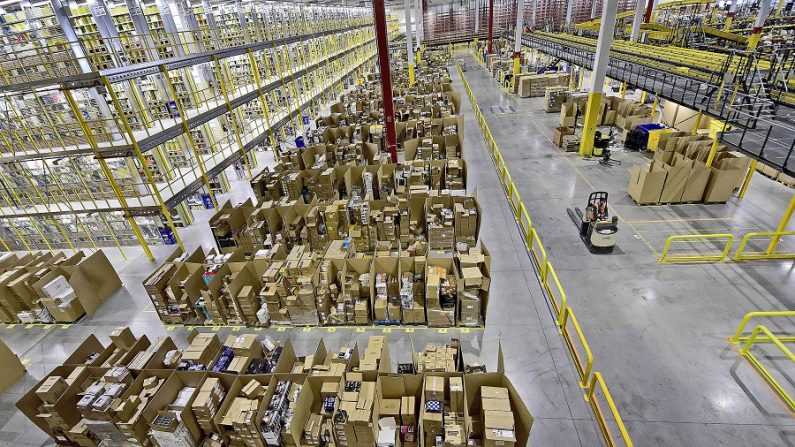 Un centre logistique d’Amazon. (GERARD JULIEN/AFP/Getty Images)