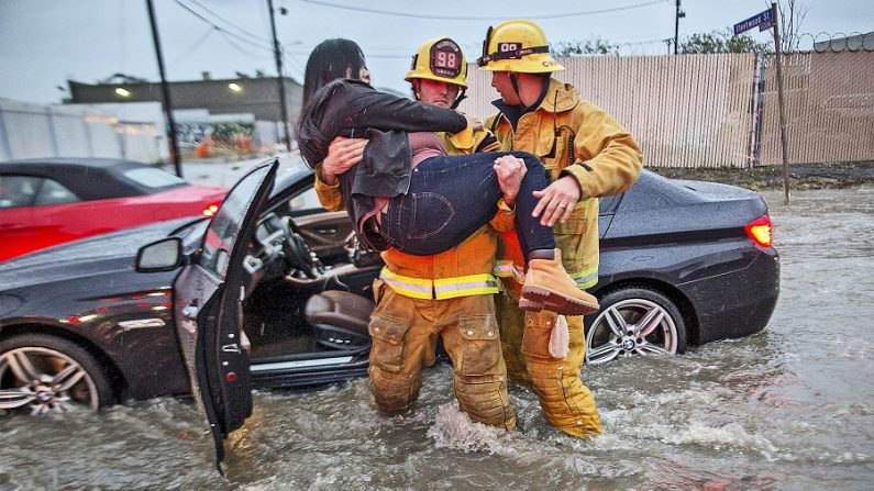 L’effet El Nino sur la Californie du Sud : évacuation d’une automobiliste à Sun Valley. (ALEXANDER NEMENOV/AFP/Getty Images)