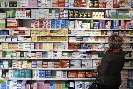 Une  femme dans une pharmacie de Caen. (AFP /Charly Triballeau)