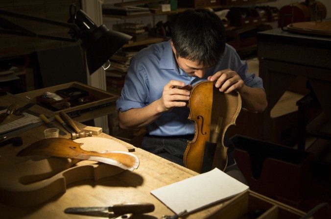 Tatsuo Imaishi à la boutique de restauration de Rare Violins de New York à Manhattan, New York, le 9 janvier 2017. (Samira Bouaou / Epoch Times)