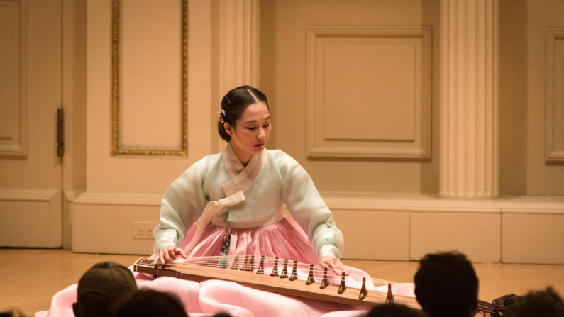 TeRra Han joue du kayageum, une cithare traditionnelle de Corée de 12 cordes, au Carnegie Hall de New York le 29 septembre 2015. (Benjamin Chasteen/Epoch Times)