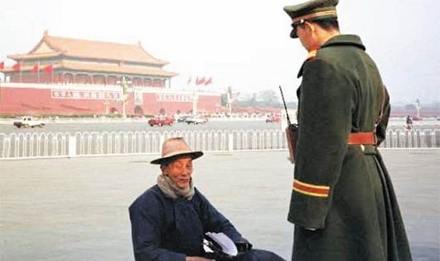 Un homme âgé proteste pacifiquement contre la persécution du Falun Gong débutée en 1999, sur la place Tian’anmen de Pékin.
