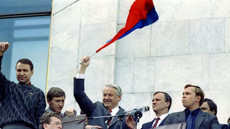Boris Eltsine, le 22 août 1991 à Moscou, à l'époque de l'illusion de la « fin de l'Histoire »…
ITAR-TASS, CC BY-SA