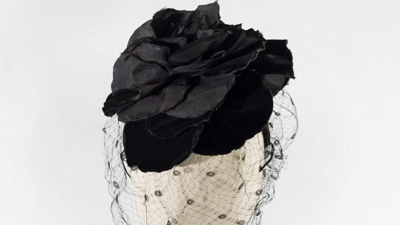 Balenciaga. Calotte 1960.Satin noir, décor en velours et taffetas noir, voilette noire.  (Collection Palais Galliera - © Julien Vidal / Galliera / Roger-Viollet)