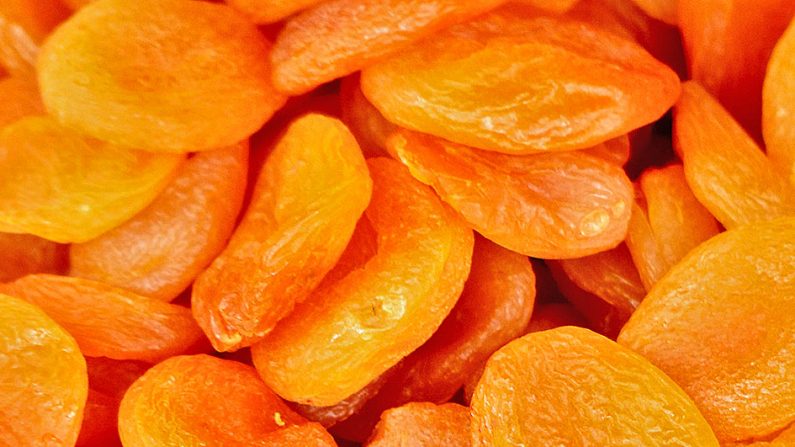 Les producteurs d’abricots secs utilisent souvent des produits chimiques toxiques qui aident à maintenir une apparence attrayante toute l’année. La luminosité et la saturation des couleurs des abricots secs disent qu’ils ont été soumis à un traitement chimique.
