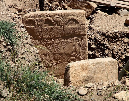 Le pilier 43 ou pierre du Vautour, sur le site archéologique Göbekli Tepe en Turquie, montre des figures d'animaux sculptés et un impact de comète catastrophique il y a 13000 ans (Image: Klaus-Peter Simon, via Wikimedia Commons)