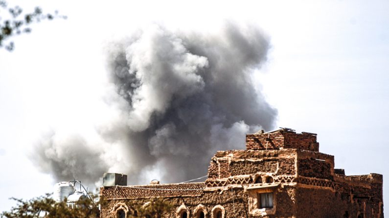 De la fumée s’élève derrière un édifice après une probable frappe aérienne le 22 janvier 2017. (Mohammed Huwais/AFP/Getty Images)