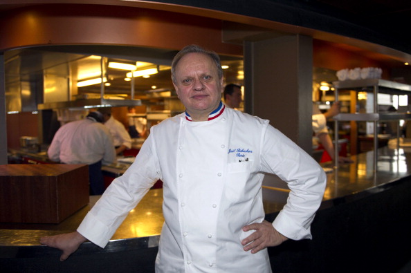 Le chef français Joël Robuchon au collège culinaire du restaurant 58 de la Tour Eiffel (BERTRAND LANGLOIS/AFP/Getty Images)