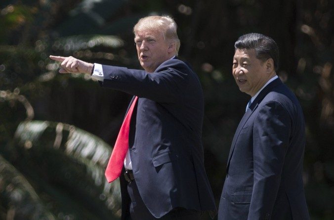 Le président américain Donald Trump et le dirigeant chinois Xi Jinping à la résidence Mar-a-Lago à West Palm Beach, en Floride, le 7 avril 2017. (Jim Watson / AFP / Getty Images)