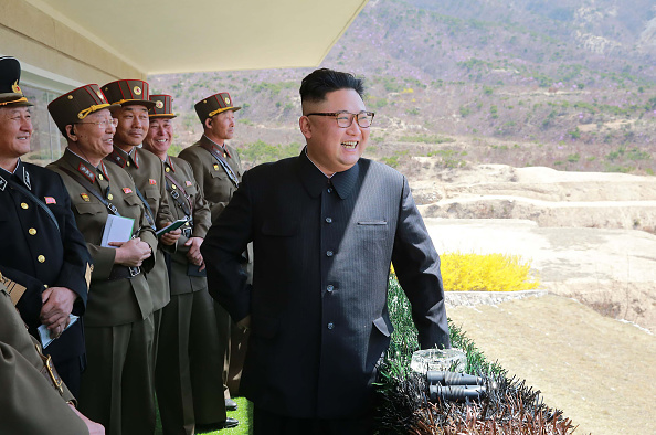 Cette image non datée publiée par l'Agence centrale officielle de la Corée du Nord (KCNA), le 14 avril 2017, montre le leader nord-coréen Kim Jong-Un  lors d'une démonstration des Forces militaires d'opérations spéciales. (STR/AFP/Getty Images)