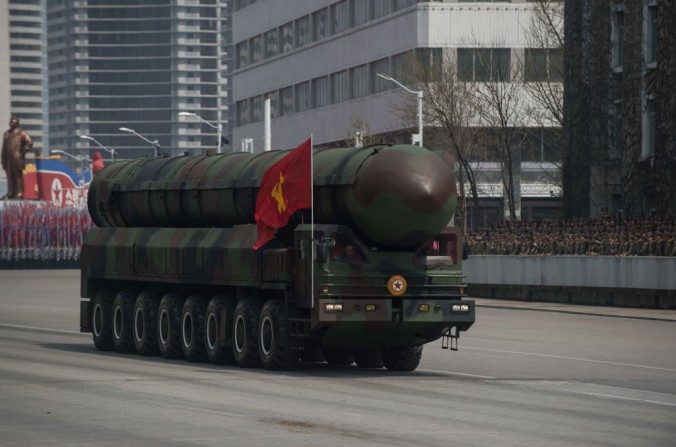Un missile non identifié de l'Armée populaire de Corée (APC) présenté lors du défilé militaire marquant le 105e anniversaire du fondateur nord-coréen Kim Il-Sung, à Pyongyang, le 15 avril 2017. (ED JONES / AFP / Getty Images)