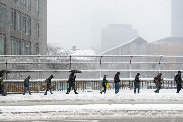 Un groupe de bostonniens progressant dans la neige
 
(March 7, 2013 - Darren McCollester/Getty Images North America)
