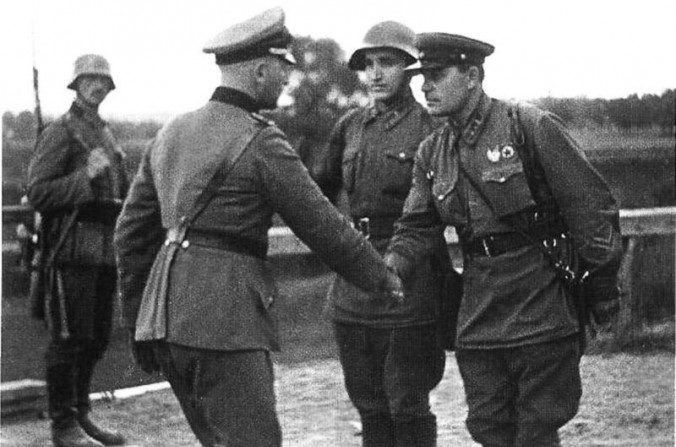 Les officiers allemand et soviétique se serrent la main à la fin de l'invasion de la Pologne. Les régimes nazi et communiste ont partagé le pays entre eux en amenant d’énormes souffrances à ses habitants. (Correspondant de guerre inconnu / TASS / domaine public)