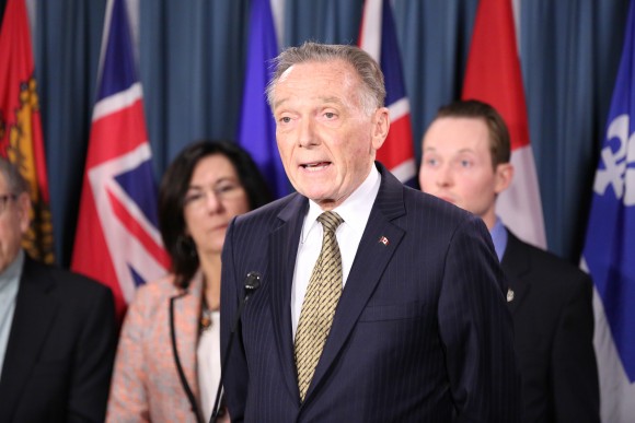 Le député conservateur Peter Kent prend la parole lors d’une conférence de presse au sujet de la citoyenne canadienne Sun Qian, détenue en Chine pour sa pratique du Falun Gong. (Jonathan Ren/NTD Television)