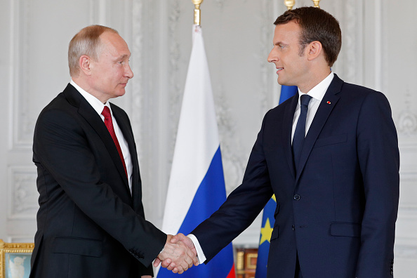 Le président français Emmanuel Macron (d) et le président russe Vladimir Poutine (g) se serrent la main lors de leur rencontre au palais de Versailles, près de Paris,  le 29 mai 2017. (PHILIPPE WOJAZER / AFP / Getty Images)