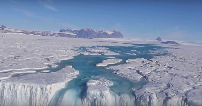 En été, on observe aujourd’hui en Antarctique de nombreux cours d’eau dus au dégel ; il y en a bien plus qu’on ne le pensait. (Université de Columbia)