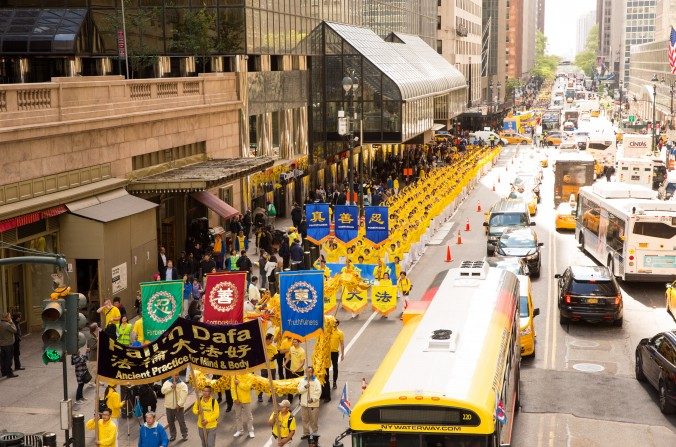 Des milliers de pratiquants de Falun Gong défilent à New York lors des célébrations de la Journée mondiale de Falun Dafa, le 12 mai 2017. (Evan Ningn / The Epoch Times)
