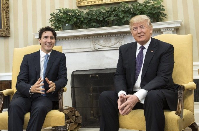 Le président Donald Trump (d) rencontre Justin Trudeau, le Premier ministre du Canada, au Bureau ovale de la Maison Blanche à Washington, le 13 février 2017. (Kevin Dietsch-Pool / Getty Images)