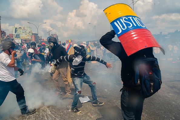 es activistes anti-Maduro dans les rues de Caracas, le 10 mai. (JUAN BARRETO/AFP/Getty Images)