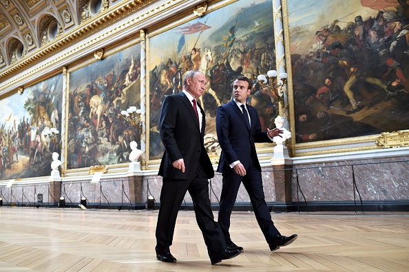 Vladimir Poutine et Emmanuel Macron à Versailles, le 29 mai 2017. (STEPHANE DE SAKUTIN/AFP/Getty Images)