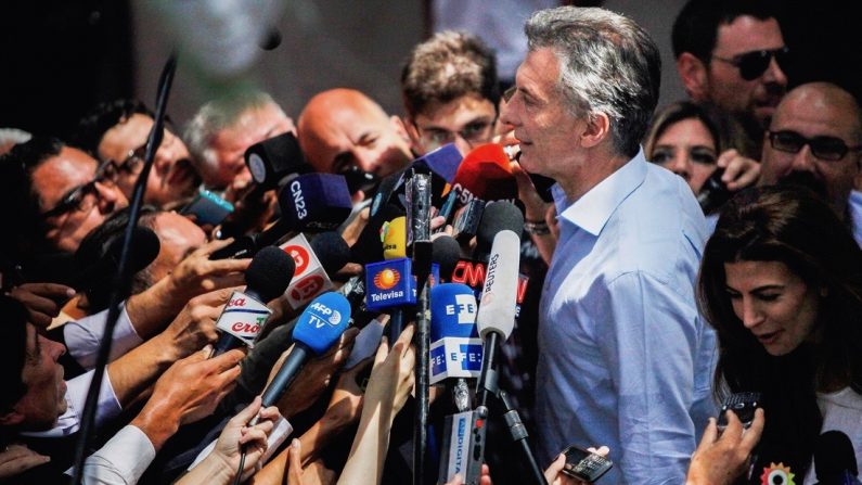 Mauricio Macri s’adresse aux médias après avoir voté à Buenos Aires le 22 novembre 2015. Durant ses 16 premiers mois en poste, il a adopté de nombreuses réformes difficiles. (Eitan AbramovichAFP/Getty Images)