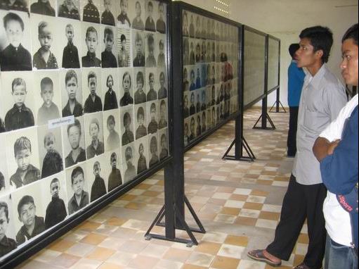 Photos en mémoire des victimes des Khmers rouges au Cambodge, il y a énormément d’enfants. (Wiki Commons)