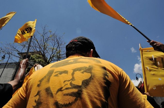 Un homme portant un T-shirt à l’effigie d‘Ernesto « Che » Guevara à San Jose, le 1 mai 2011. (RODRIGO ARANGUA/AFP/Getty Images)