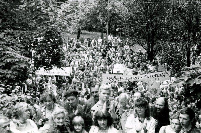 Le 23 août 1987, de 2 000 à 5 000 personnes se sont rassemblées au parc Hirve de la capitale estonienne Tallinn, à l'anniversaire du pacte nazi-soviétique de 1939 qui prévoyait le partage de l’Europe de l’Est entre Hitler et Staline peu avant leur invasion de la Pologne et le déclenchement de la Seconde Guerre mondiale. C'était l'une des premières manifestations publiques organisées contre le Parti communiste. (photo James Tusty)