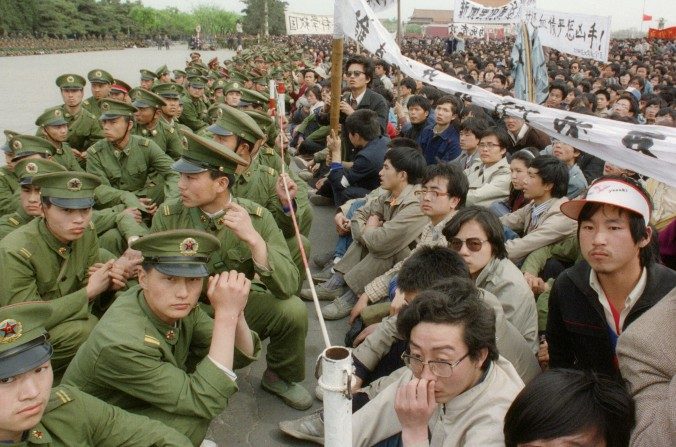 Plusieurs centaines des 200 000 étudiants manifestant pour la démocratie font face aux policiers devant le Grande palais du Peuple à la place Tiananmen de Pékin, le 22 avril 1989. (Catherine Henriette / AFP / Getty Images)