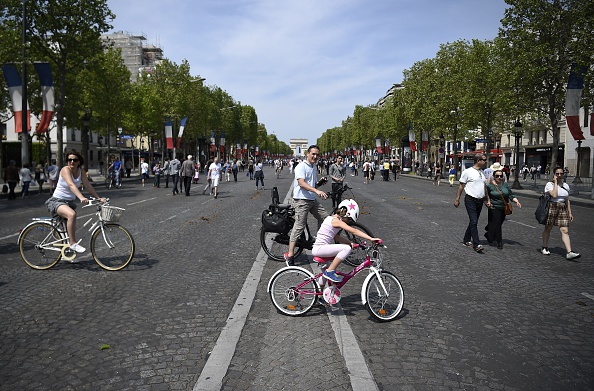Des cyclistes sur les Champs-Élysées le 8 mai 2016, à l’occasion de la première journée de l'opération Champs-Elysées sans voitures. (LIONEL BONAVENTURE/AFP/Getty Images)
