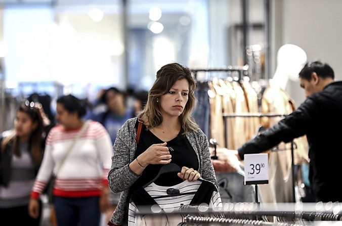 Le 6 octobre 2016, des clientes achètent des vêtements dans un magasin Zara à Auckland en Nouvelle-Zélande. (Phil Walter/Getty Images)
