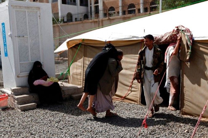 À leur arrivée à l’hôpital Sabaeen de Sanaa, un homme yéménite porte une femme soupçonnée d’être infectée par le choléra le 13 juin 2017. (Mohammed Huwais/AFP/Getty Images)
