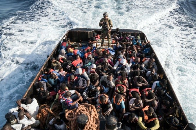 Un gardien de la côte libyenne se trouve sur un bateau lors d'une opération de sauvetage de 147 immigrants clandestins à la traversée vers l'Europe au large de la ville côtière de Zawiyah, à 45 kilomètres à l'ouest de la capitale Tripoli, le 27 juin. (Taha Jawashi/AFP/Getty Images)