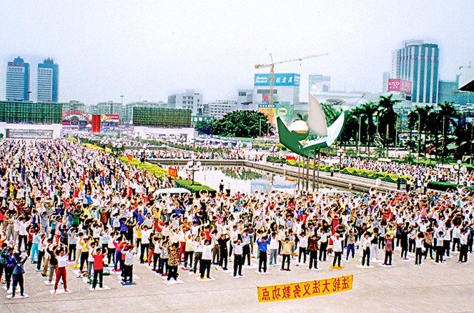 Des milliers de pratiquants de Falun Gong faisant l’un des cinq exercices de la pratique, la « position de tenir le Falun » à Guangzhou, Sud de la Chine, en 1998.

