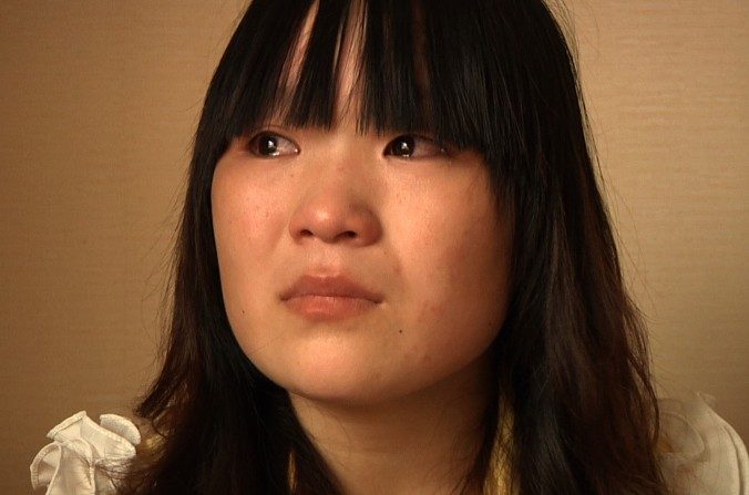 Depuis l’âge de 17 ans, Shang Jiaojiao travaille dans une usine pour aider ses parents. Le nettoyage de nombreux écrans électroniques avec du benzène a provoqué de graves lésions nerveuses au point qu’elle ne pouvait plus marcher. (photo Human Rights Watch)

