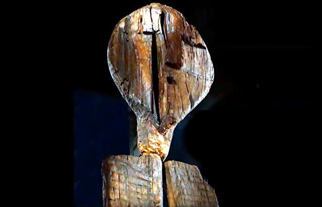 La tête de l’idole de Shigir. Un laboratoire de Manheim a estimé son âge à 11 000 ans. Elle est plus de deux fois plus vieille que les pyramides de Gizeh et Stonehenge. (Capture d' écran YouTube / vidéos quel que soit)