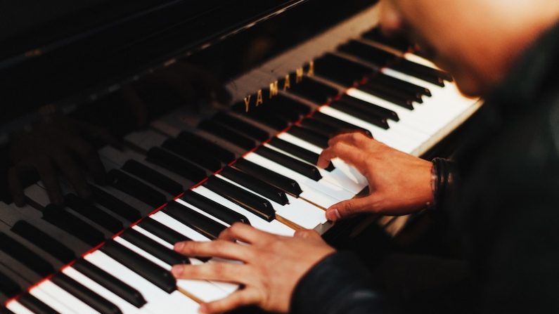 Il n'y a pas d'âge limite pour commencer le piano.
Gabriel Gurrola/Unsplash