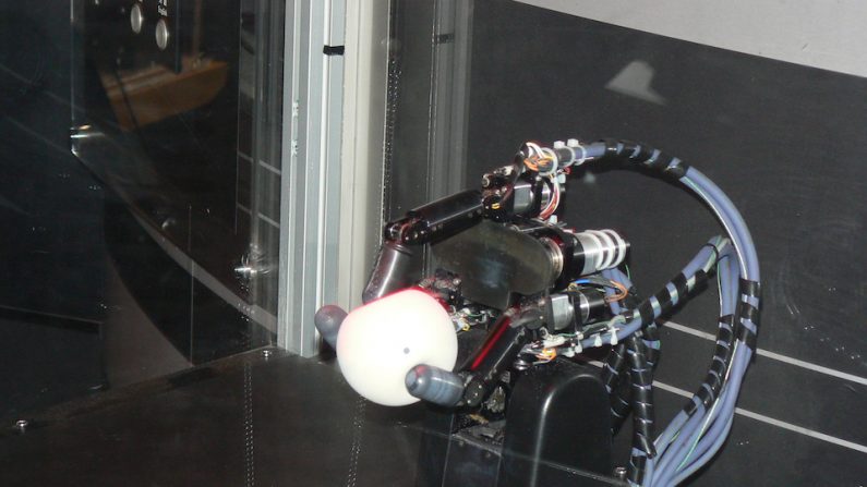 Un robot attrapant une balle. (Chay/Flickr)