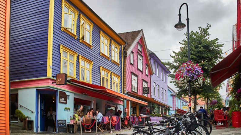 La rue Ovre Holmegate à Stavanger aligne des bâtiments en bois peints avec des couleurs vives, ce qui lui vaut le surnom de la « Nothing Hill » de Stavanger et on y trouve des boutiques et des cafés plus étonnants les uns que les autres. (Charles Mahaux)
