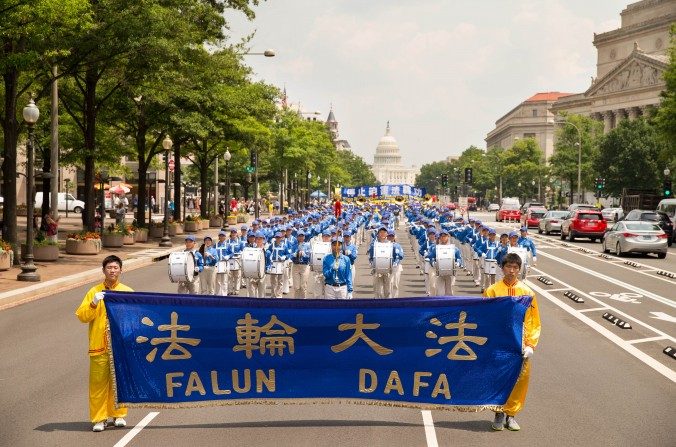 Des centaines de pratiquants de Falun Gong marchent dans un défilé à Washington, le 20 juillet 2017. Ils appellent à mettre fin à la persécution lancée en Chine le 20 juillet 1999. (Larry Dye/Epoch Times)