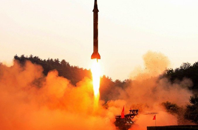 Un essai d’un missile balistique dans un endroit tenu secret en Corée du Nord. Cette photo sans date a été publiée le 30 mai 2017 par l'Agence centrale de presse nord-coréenne (KCNA). (STR/AFP/Getty Images)