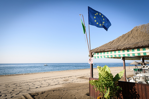 Drapeau de l'Union européenne sur une plage espagnole. Le taux de chômage baisse sur la zone euro en juin 2017. (Leon Neal/Getty Images)