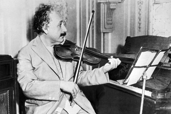 Albert Einstein jouant du violon en 1931.