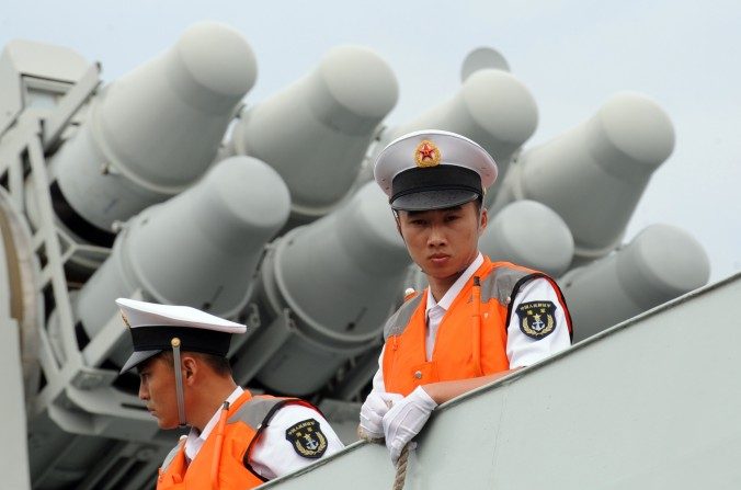 Les marins de la marine chinoise sur le pont d'une frégate lance-missiles à Manille, le 13 avril 2010. Le régime chinois construit une base à Djibouti qui étendra sa présence militaire. (Ted Aljibe / AFP / Getty Images)