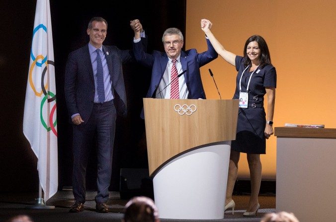 (de gauche à droite) Le maire de Los Angeles, Eric Garcetti, le président du Comité international olympique (CIO), Thomas Bach et la maire de Paris, Anne Hidalgo, lors de la 130e rencontre du CIO pour déclarer les Jeux olympiques 2024, à Lausanne, en Suisse, le 11 juillet 2017. (CIO)