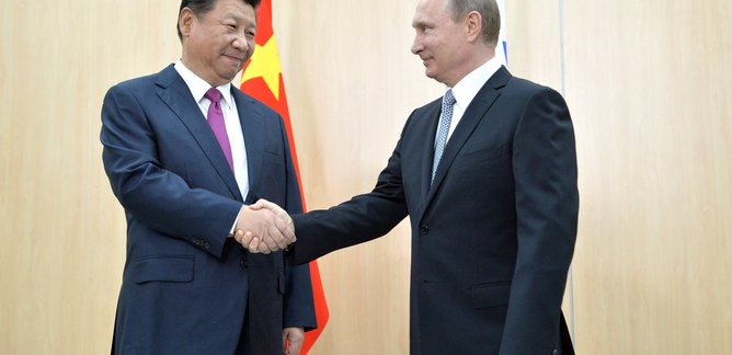 Vladimir Poutine et Xi Jinping lors du sommet des BRICS de 2015, à Oufa, en Russie (Пресс-служба Президента России/Kremlin, CC BY)