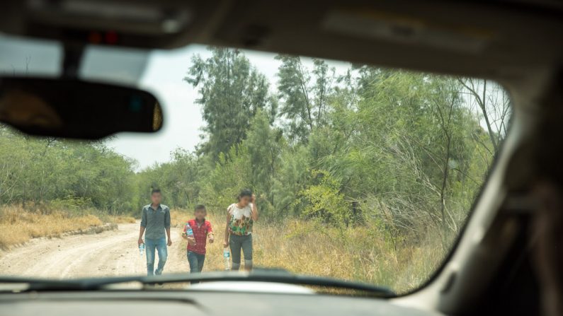 Trois enfants s’approchent de la patrouille frontalière après avoir traversé illégalement le Rio Grande au sud de Mission, Texas, le 26 mai 2017. (Benjamin Chasteen/Epoch Times)